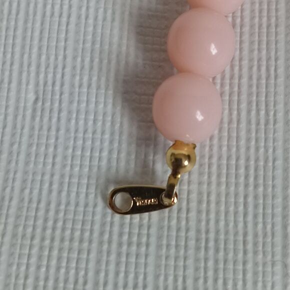 Vintage Trifari Crown Signed Pink & White Beaded Lightweight Fashion Necklace - Picture 9 of 9